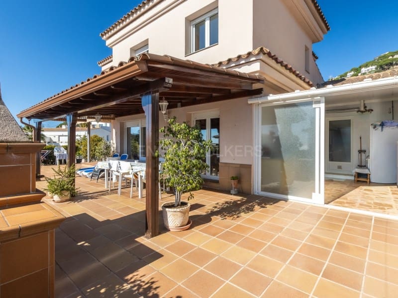 4 bedroom Villa for sale in Lloret de Mar with pool garage - € 975,000 (Ref: 9651818)