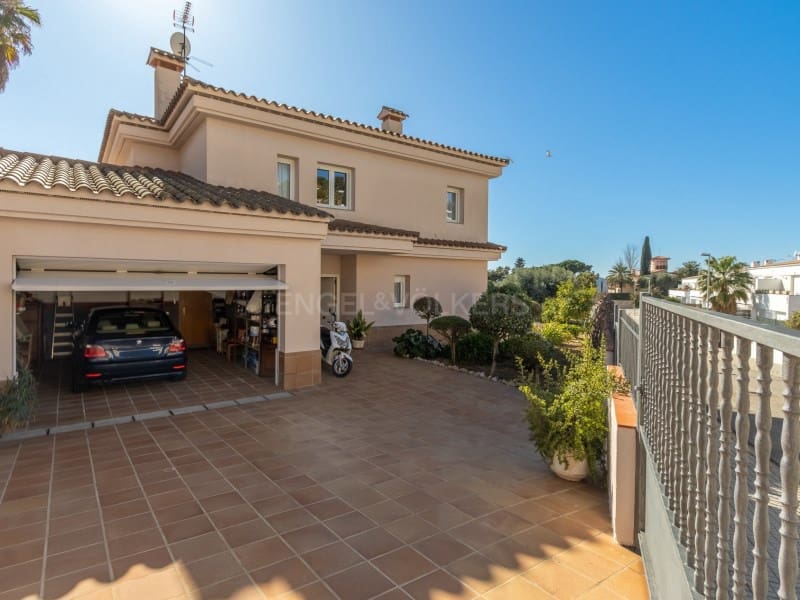 4 bedroom Villa for sale in Lloret de Mar with pool garage - € 975,000 (Ref: 9651818)