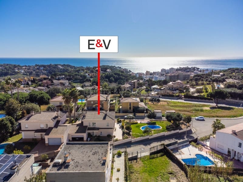 4 bedroom Villa for sale in Lloret de Mar with pool garage - € 975,000 (Ref: 9651818)