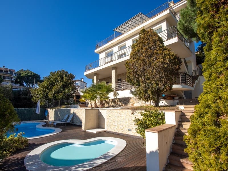 Chalet de 5 habitaciones en Lloret de Mar en venta con piscina garaje - 950.000 € (Ref: 9670352)