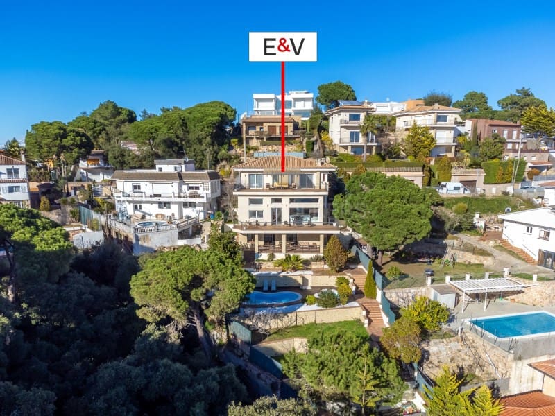 Chalet de 5 habitaciones en Lloret de Mar en venta con piscina garaje - 950.000 € (Ref: 9670352)