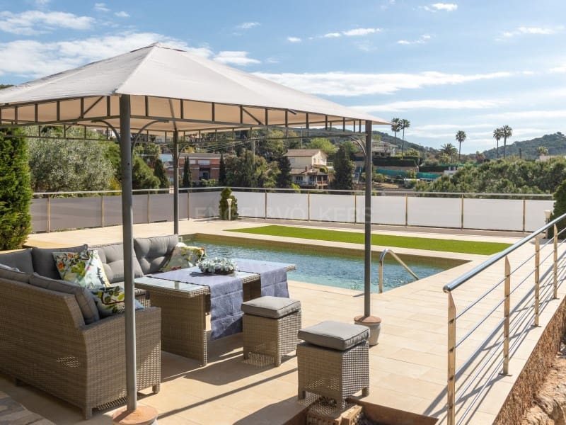 5 Zimmer Villa zu verkaufen in Lloret de Mar mit Pool Garage - 790.000 € (Ref: 9808010)