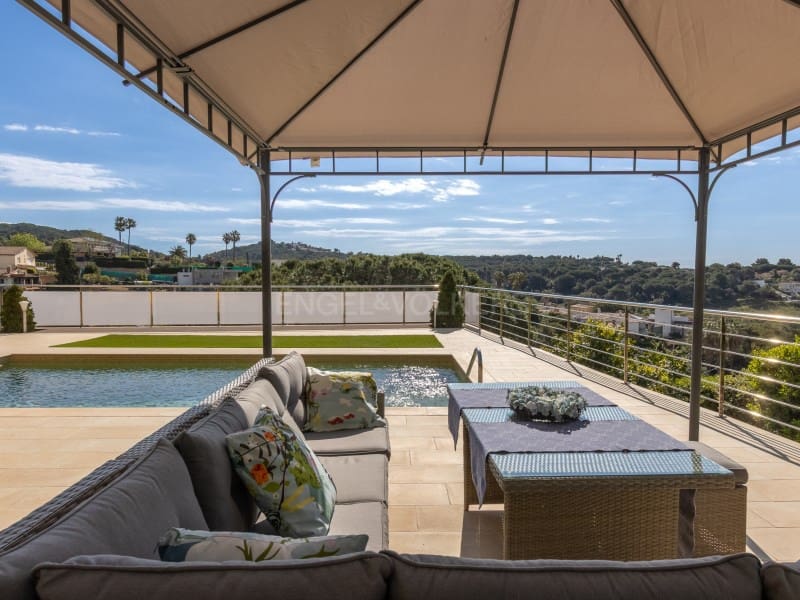 5 Zimmer Villa zu verkaufen in Lloret de Mar mit Pool Garage - 790.000 € (Ref: 9808010)