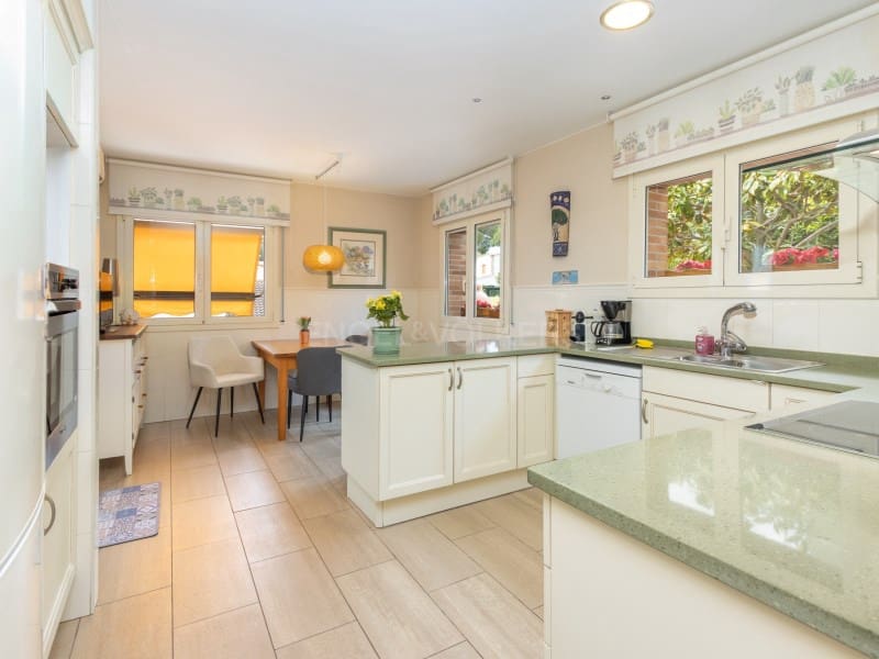 5 Zimmer Villa zu verkaufen in Lloret de Mar mit Pool Garage - 790.000 € (Ref: 9808010)