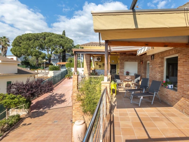 5 Zimmer Villa zu verkaufen in Lloret de Mar mit Pool Garage - 790.000 € (Ref: 9808010)