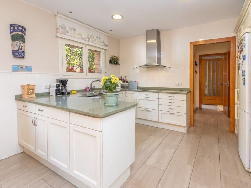 5 Zimmer Villa zu verkaufen in Lloret de Mar mit Pool Garage - 790.000 € (Ref: 9808010)