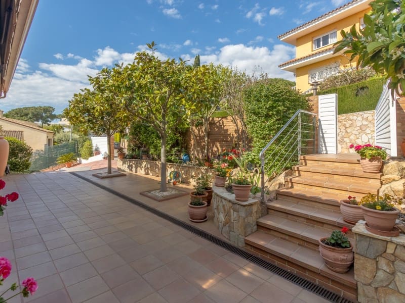 5 Zimmer Villa zu verkaufen in Lloret de Mar mit Pool Garage - 790.000 € (Ref: 9808010)