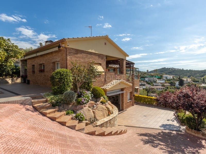 5 Zimmer Villa zu verkaufen in Lloret de Mar mit Pool Garage - 790.000 € (Ref: 9808010)