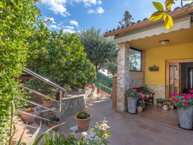 5 Zimmer Villa zu verkaufen in Lloret de Mar mit Pool Garage - 790.000 € (Ref: 9808010)