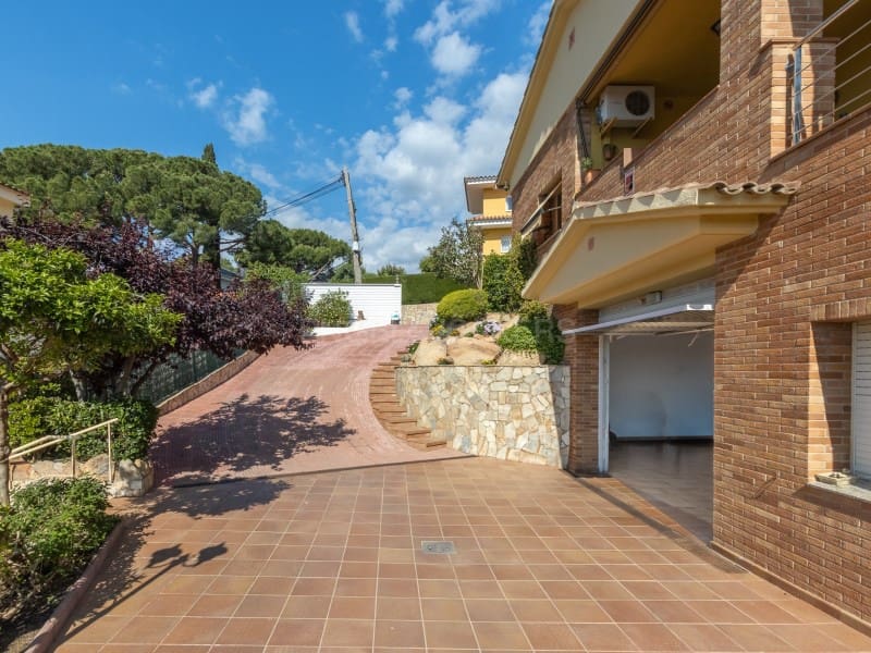 5 Zimmer Villa zu verkaufen in Lloret de Mar mit Pool Garage - 790.000 € (Ref: 9808010)