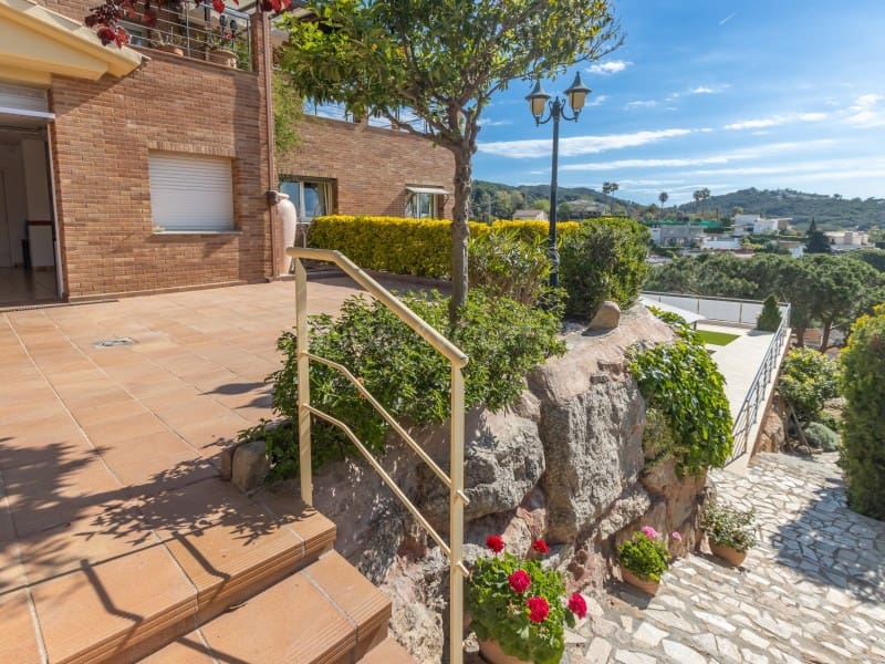 5 Zimmer Villa zu verkaufen in Lloret de Mar mit Pool Garage - 790.000 € (Ref: 9808010)