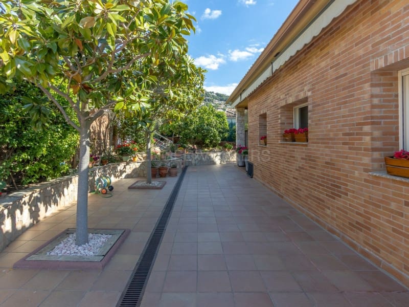 5 Zimmer Villa zu verkaufen in Lloret de Mar mit Pool Garage - 790.000 € (Ref: 9808010)