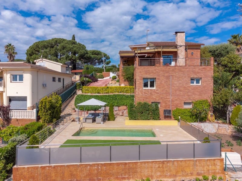 5 Zimmer Villa zu verkaufen in Lloret de Mar mit Pool Garage - 790.000 € (Ref: 9808010)
