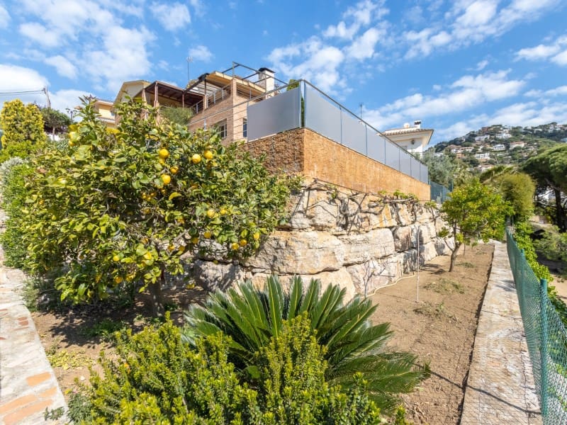 5 Zimmer Villa zu verkaufen in Lloret de Mar mit Pool Garage - 790.000 € (Ref: 9808010)