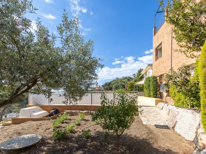 5 Zimmer Villa zu verkaufen in Lloret de Mar mit Pool Garage - 790.000 € (Ref: 9808010)