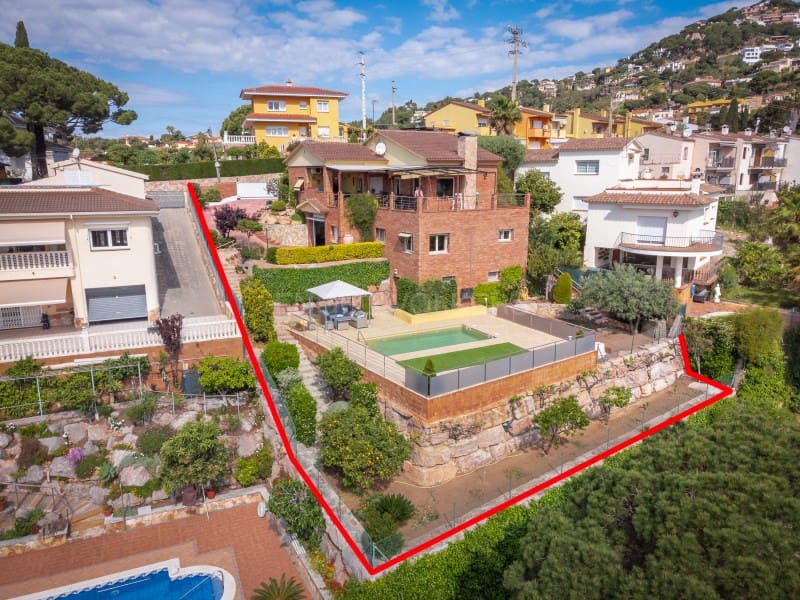 5 Zimmer Villa zu verkaufen in Lloret de Mar mit Pool Garage - 790.000 € (Ref: 9808010)