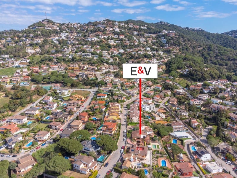 5 Zimmer Villa zu verkaufen in Lloret de Mar mit Pool Garage - 790.000 € (Ref: 9808010)