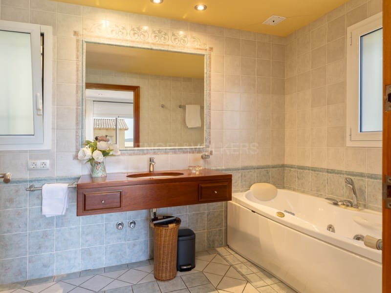 5 bedroom Villa for sale in Mont-ras with pool garage - € 1,500,000 (Ref: 9831211)