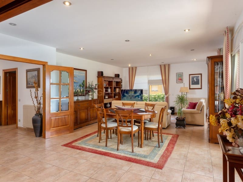5 bedroom Villa for sale in Mont-ras with pool garage - € 1,500,000 (Ref: 9831211)