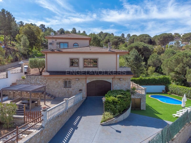 8 bedroom Villa for sale in Lloret de Mar with pool garage - € 495,000 (Ref: 9833696)