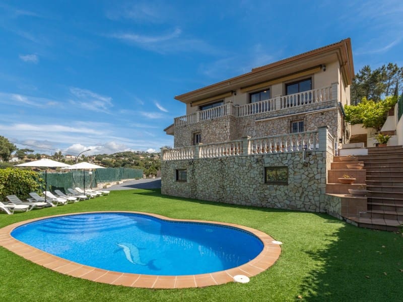 8 bedroom Villa for sale in Lloret de Mar with pool garage - € 495,000 (Ref: 9833696)