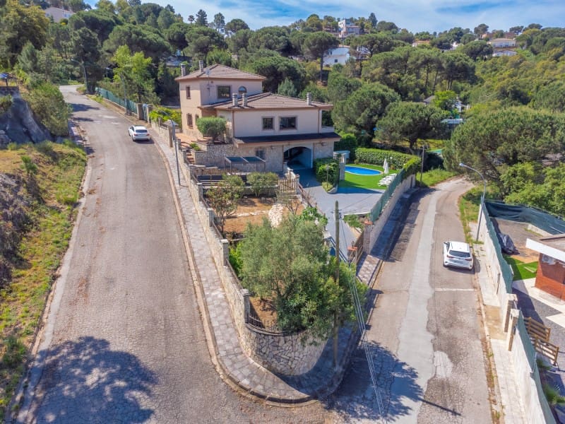 8 bedroom Villa for sale in Lloret de Mar with pool garage - € 495,000 (Ref: 9833696)