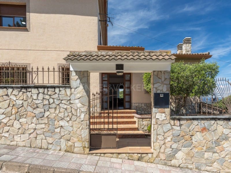 8 bedroom Villa for sale in Lloret de Mar with pool garage - € 495,000 (Ref: 9833696)