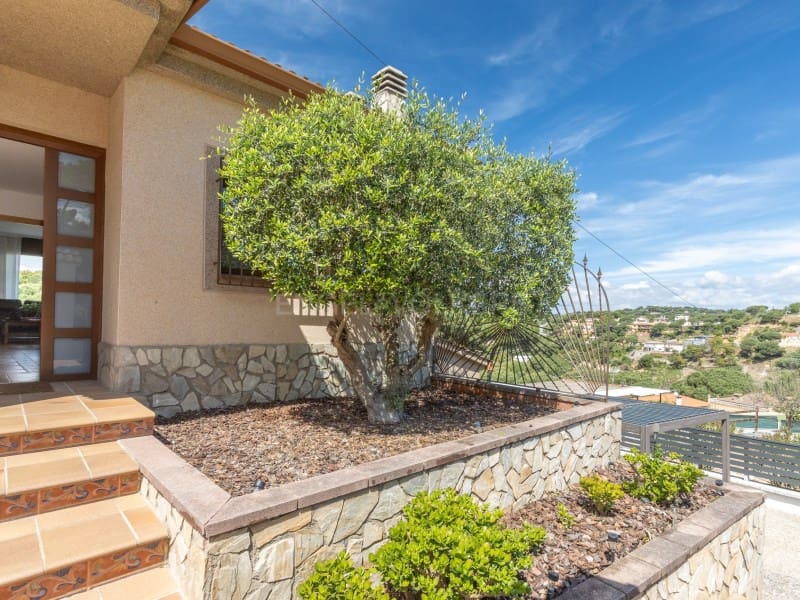 8 bedroom Villa for sale in Lloret de Mar with pool garage - € 495,000 (Ref: 9833696)