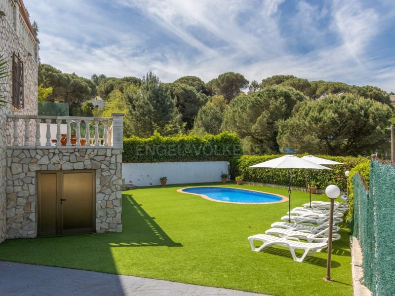 8 bedroom Villa for sale in Lloret de Mar with pool garage - € 495,000 (Ref: 9833696)