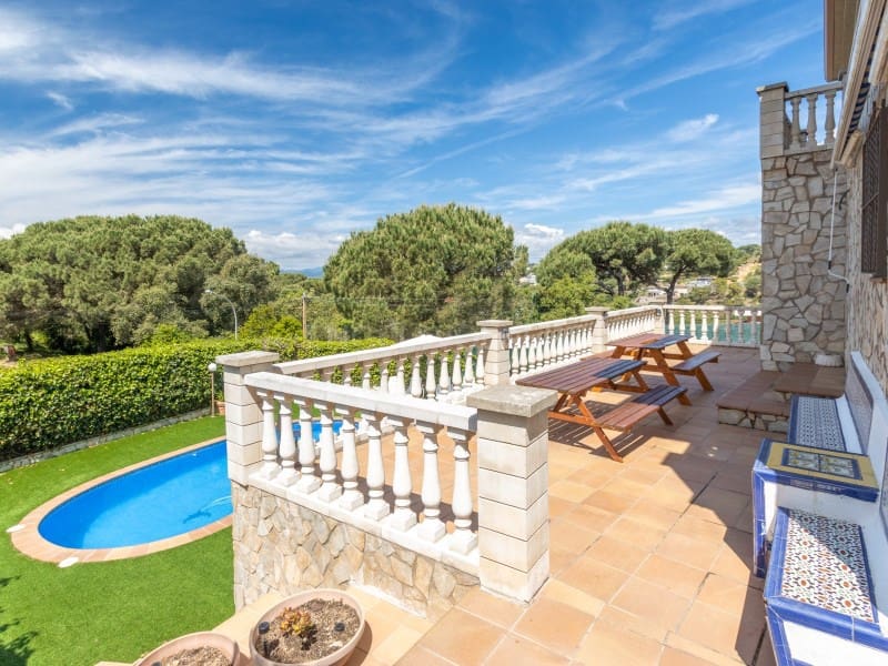 8 bedroom Villa for sale in Lloret de Mar with pool garage - € 495,000 (Ref: 9833696)