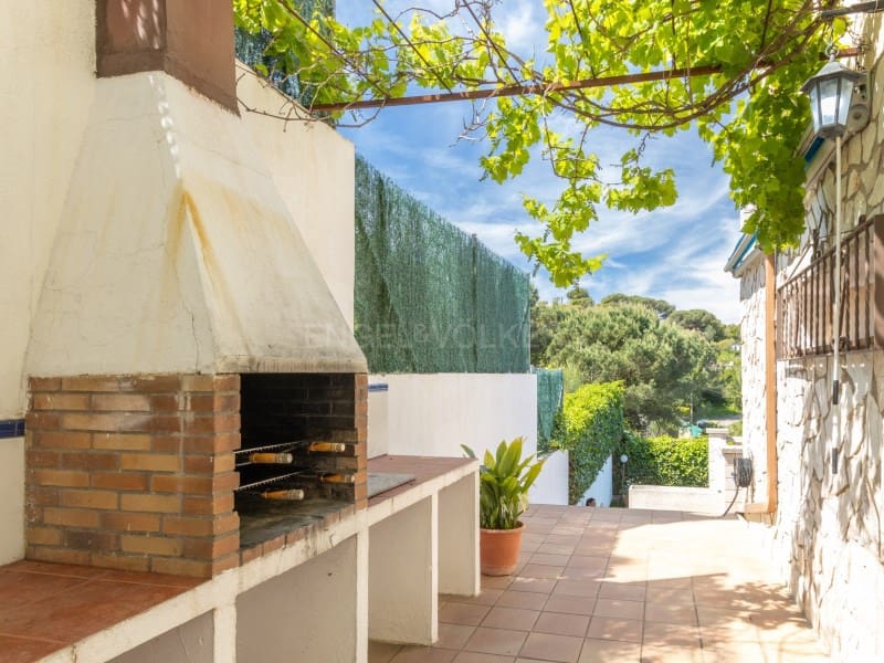 8 bedroom Villa for sale in Lloret de Mar with pool garage - € 495,000 (Ref: 9833696)