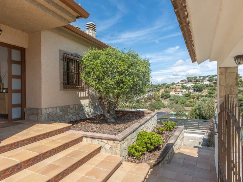 8 bedroom Villa for sale in Lloret de Mar with pool garage - € 495,000 (Ref: 9833696)