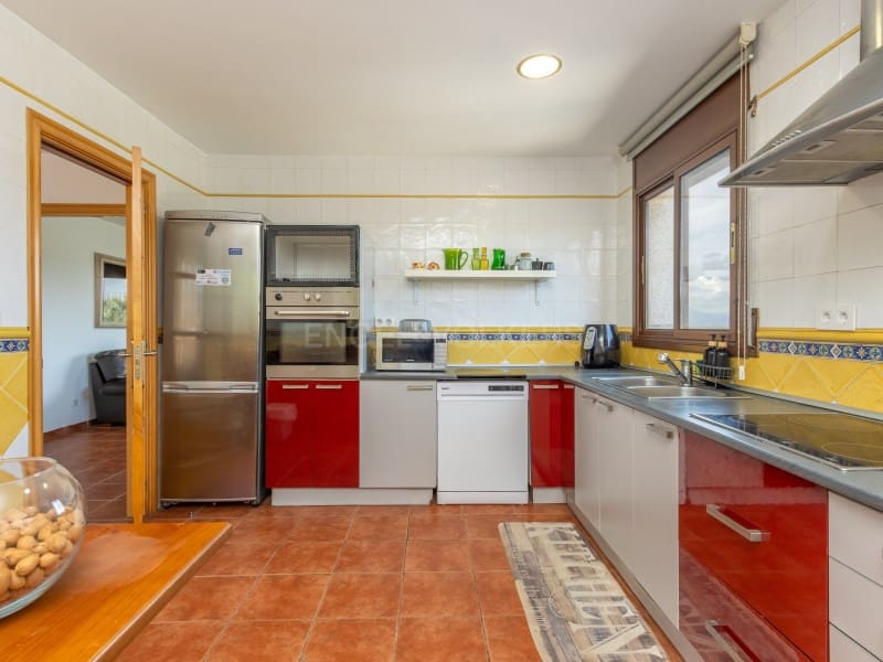8 bedroom Villa for sale in Lloret de Mar with pool garage - € 495,000 (Ref: 9833696)
