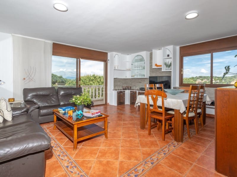 8 bedroom Villa for sale in Lloret de Mar with pool garage - € 495,000 (Ref: 9833696)