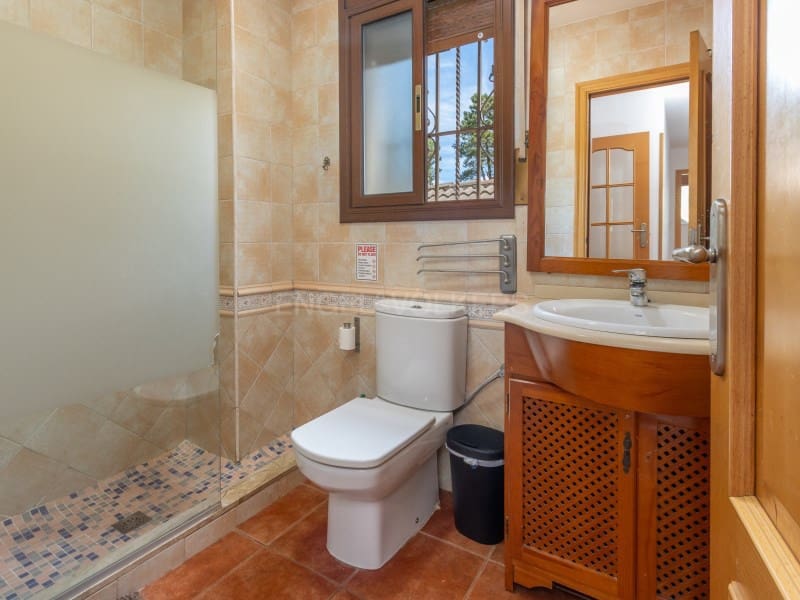 8 bedroom Villa for sale in Lloret de Mar with pool garage - € 495,000 (Ref: 9833696)