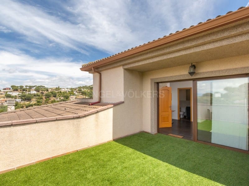 8 bedroom Villa for sale in Lloret de Mar with pool garage - € 495,000 (Ref: 9833696)