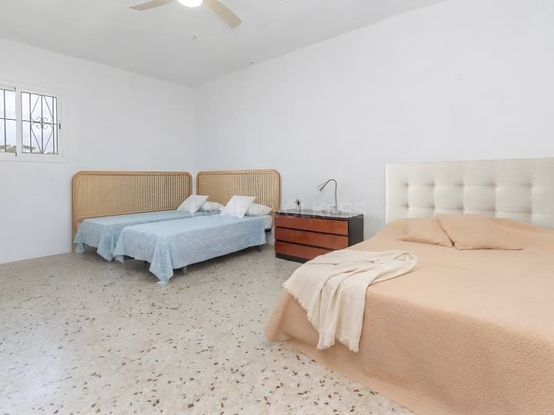 8 bedroom Villa for sale in Lloret de Mar with pool garage - € 495,000 (Ref: 9833696)
