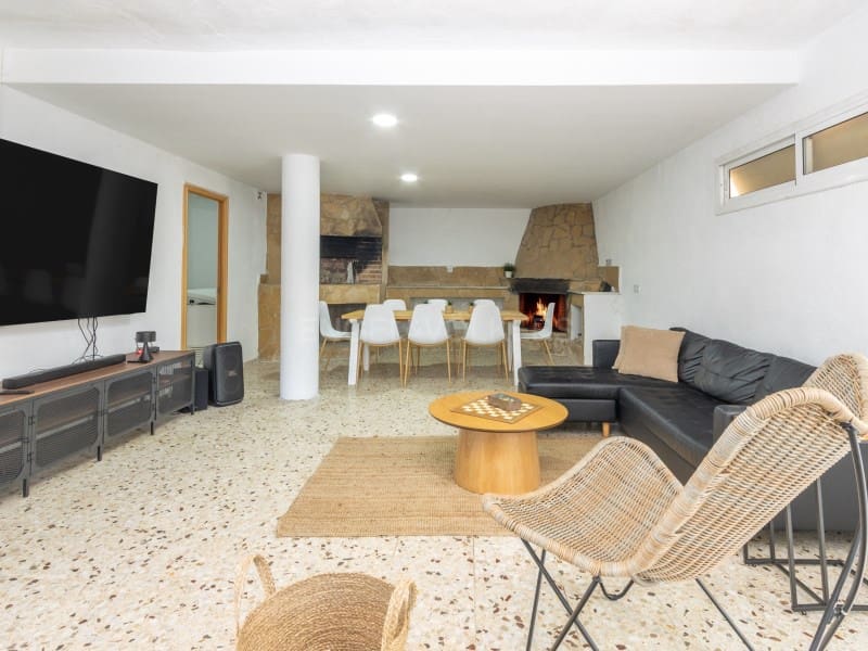 8 bedroom Villa for sale in Lloret de Mar with pool garage - € 495,000 (Ref: 9833696)