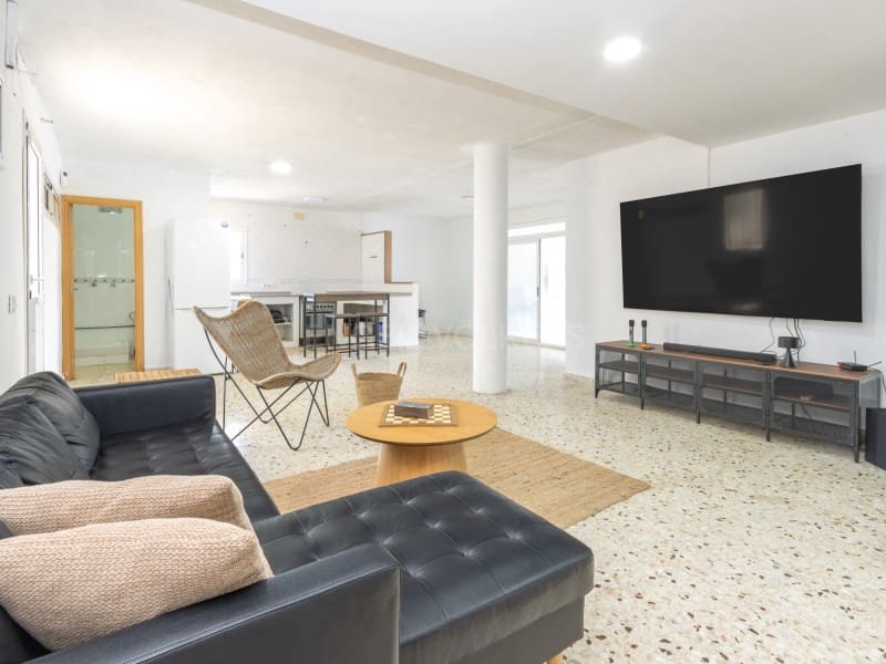 8 bedroom Villa for sale in Lloret de Mar with pool garage - € 495,000 (Ref: 9833696)