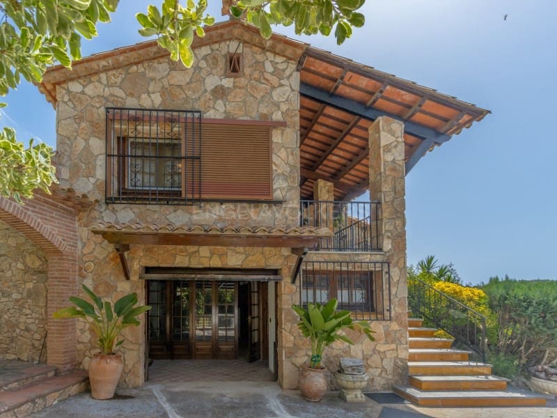 4 bedroom Villa for sale in Santa Cristina d'Aro with pool garage - € 749,000 (Ref: 9929063)
