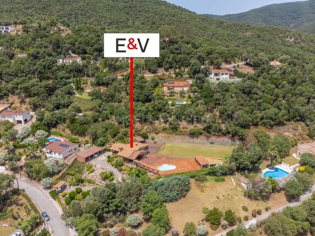 4 slaapkamer Villa te koop in Santa Cristina d'Aro met zwembad garage - € 749.000 (Ref: 9929063)