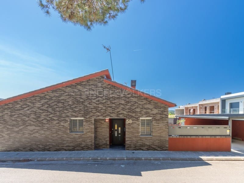 3 bedroom Villa for sale in Vidreres with garage - € 395,000 (Ref: 9929064)