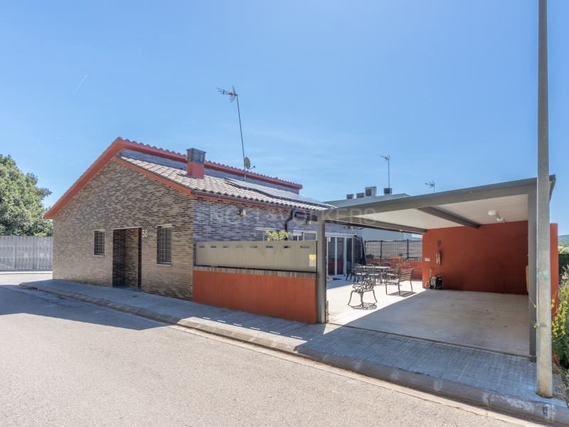 3 bedroom Villa for sale in Vidreres with garage - € 395,000 (Ref: 9929064)