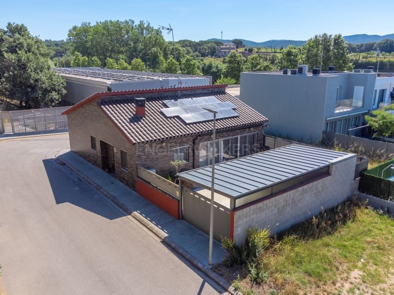 3 bedroom Villa for sale in Vidreres with garage - € 395,000 (Ref: 9929064)