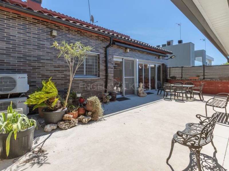 3 bedroom Villa for sale in Vidreres with garage - € 395,000 (Ref: 9929064)