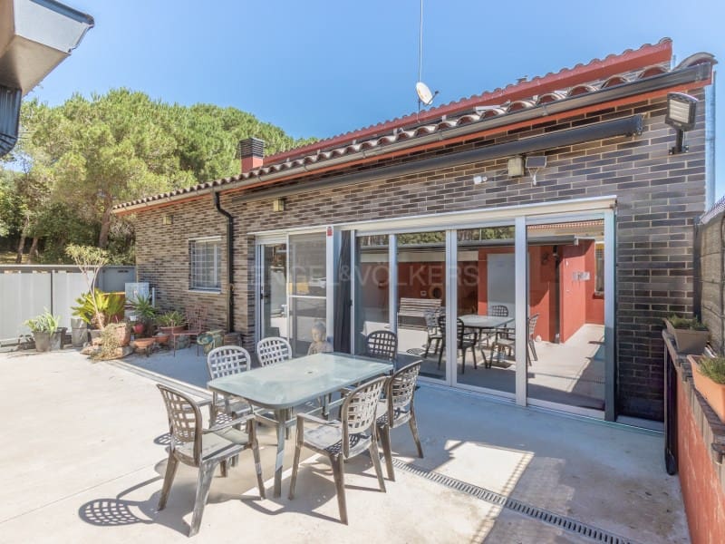 3 bedroom Villa for sale in Vidreres with garage - € 395,000 (Ref: 9929064)
