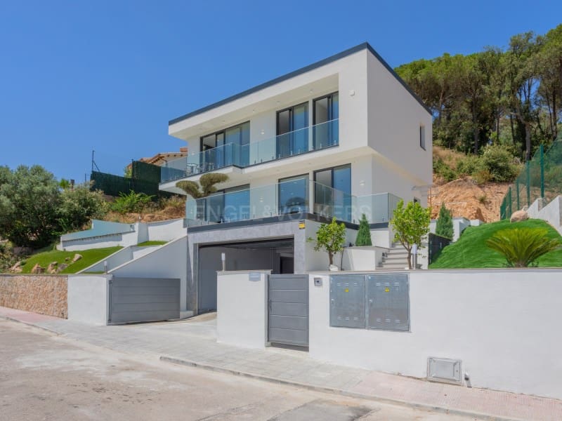 3 soveværelse Villa til salg i Lloret de Mar med swimmingpool garage - € 795.000 (Ref: 9937864)