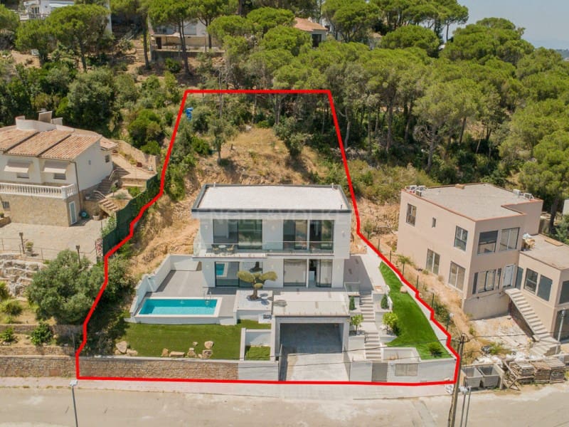 3 soveværelse Villa til salg i Lloret de Mar med swimmingpool garage - € 795.000 (Ref: 9937864)