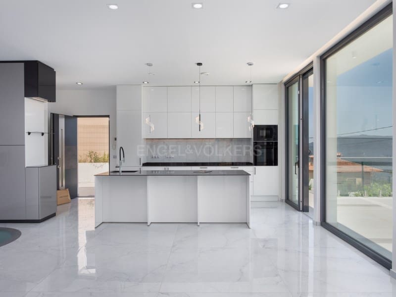 3 soveværelse Villa til salg i Lloret de Mar med swimmingpool garage - € 795.000 (Ref: 9937864)