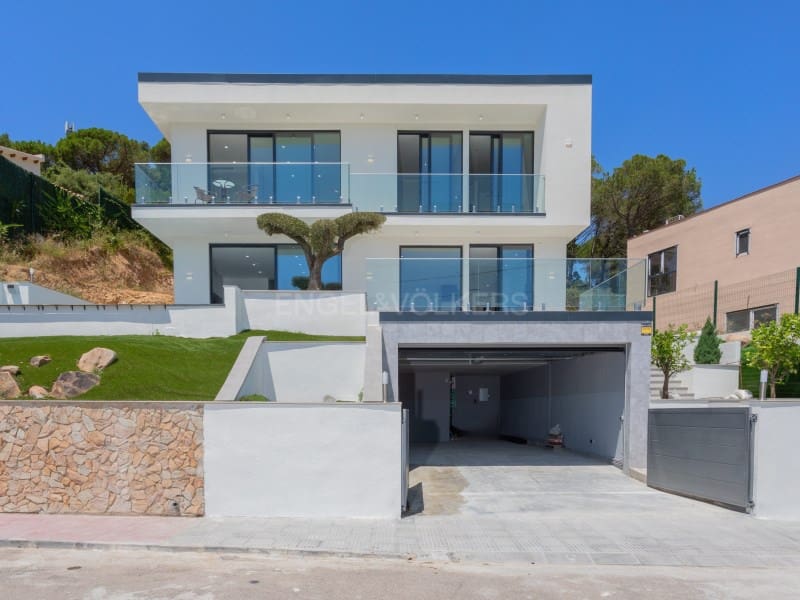 3 soveværelse Villa til salg i Lloret de Mar med swimmingpool garage - € 795.000 (Ref: 9937864)